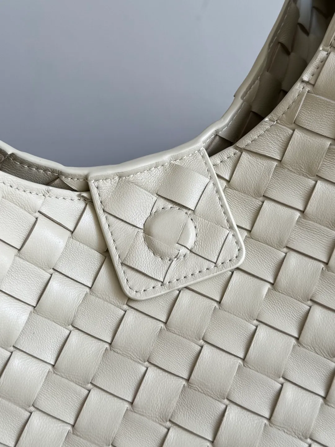 Batch 2160 new products are coming! BOTTEGA VENETA Bottega Veneta's 2025 new Campana shoulder bag is on the market~ First of all, I would like to praise the weight of this bag. As a not too small bag, it is very light for daily use. For people like me who need to carry a lot of belongings when going out, this advantage is great, and it greatly reduces the burden of traveling. 🛍️The shape is a bit like a combination of parachute and jodie. The blunt triangle shape is cute and honest. Carrying it on your back when going shopping is a good mood accelerator. The handles and body of the bag are both classic weaves. A tie is added to the original open design. If it is not tied up, the bag will look like a small vegetable basket when carried. Style number: 844249 Size: 33*20*16.5cm